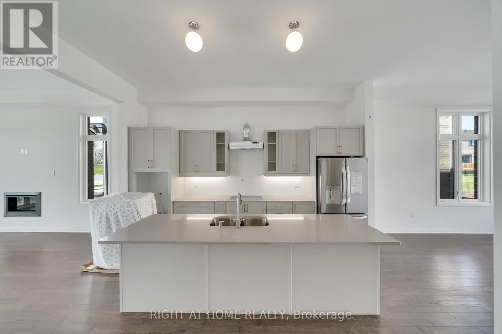 2 Yacht Drive, Clarington, ON - Indoor Photo Showing Kitchen With Double Sink With Upgraded Kitchen