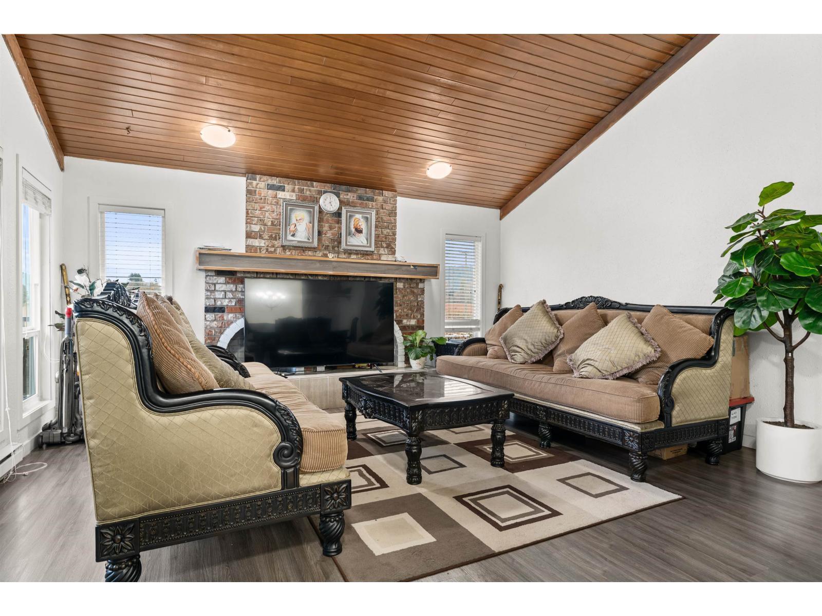 11186 Farms Road, Mission, BC - Indoor Photo Showing Living Room