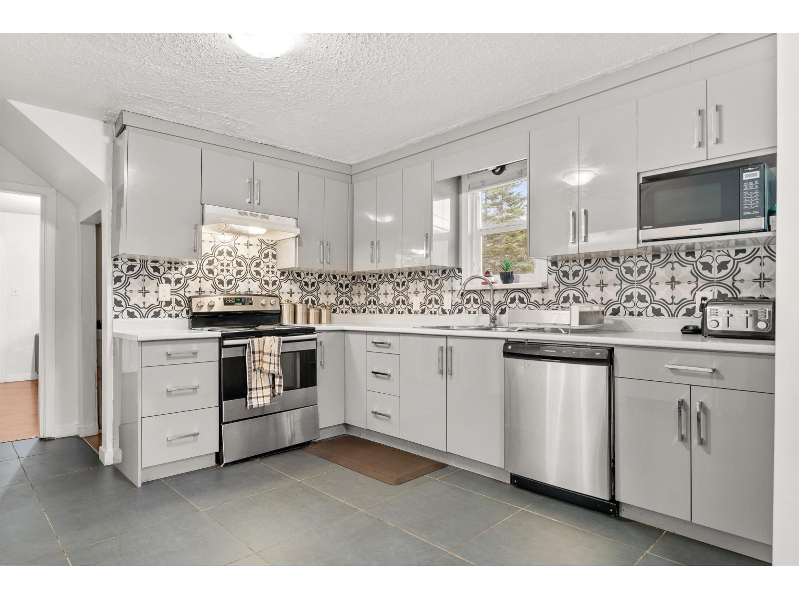 11186 Farms Road, Mission, BC - Indoor Photo Showing Kitchen With Double Sink With Upgraded Kitchen