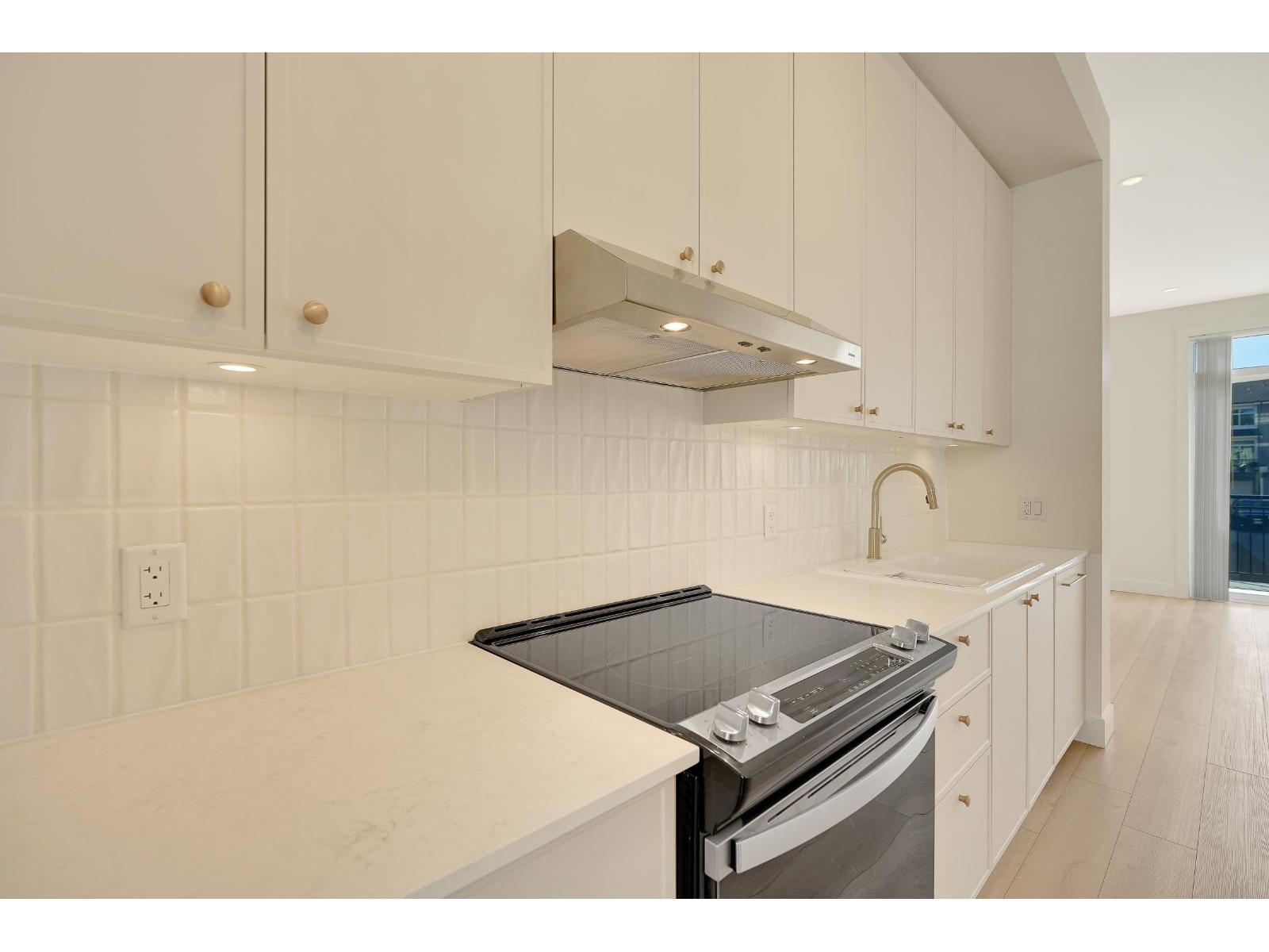 80 14151 58A Avenue, Surrey, BC - Indoor Photo Showing Kitchen With Upgraded Kitchen