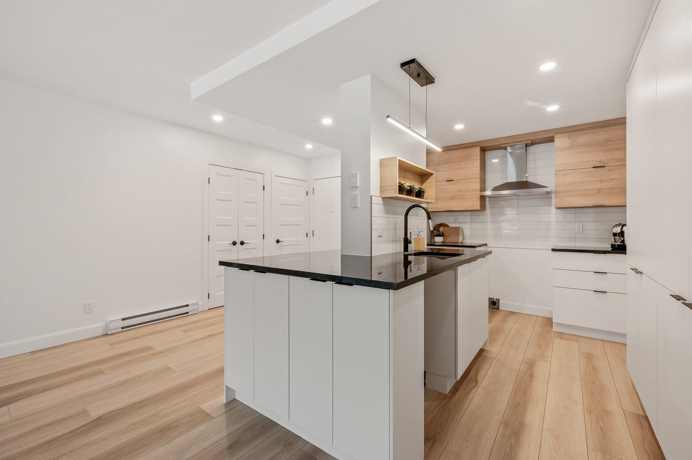 Cuisine - 110-2761 Ch. Ste-Foy, Québec (Sainte-Foy/Sillery/Cap-Rouge), QC - Indoor Photo Showing Kitchen With Upgraded Kitchen