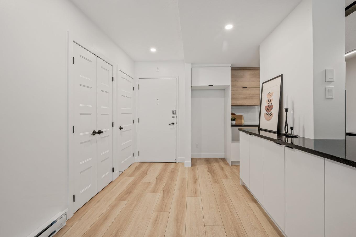 Hall d'entrée/Vestibule - 110-2761 Ch. Ste-Foy, Québec (Sainte-Foy/Sillery/Cap-Rouge), QC - Indoor Photo Showing Other Room