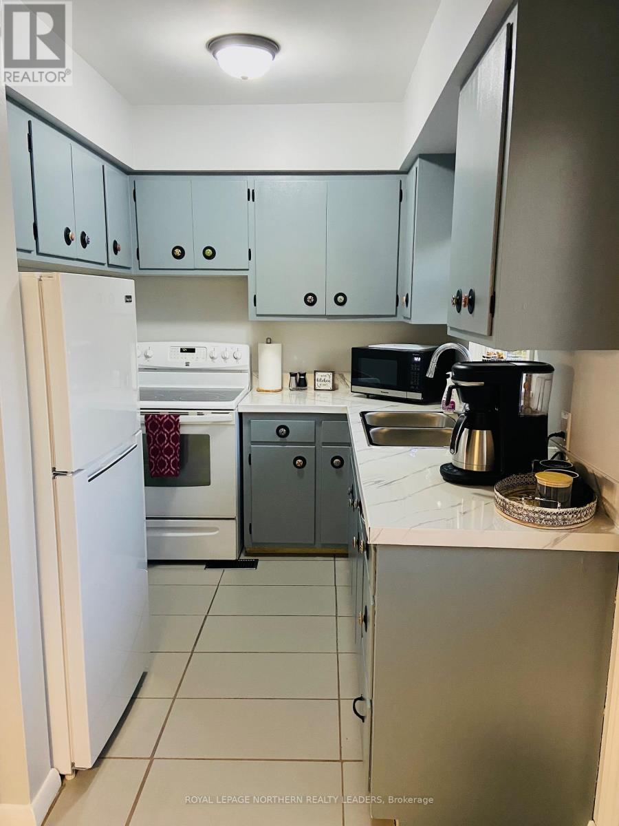 510 Balsam Street S, Timmins (Ts - Se), ON - Indoor Photo Showing Kitchen With Double Sink