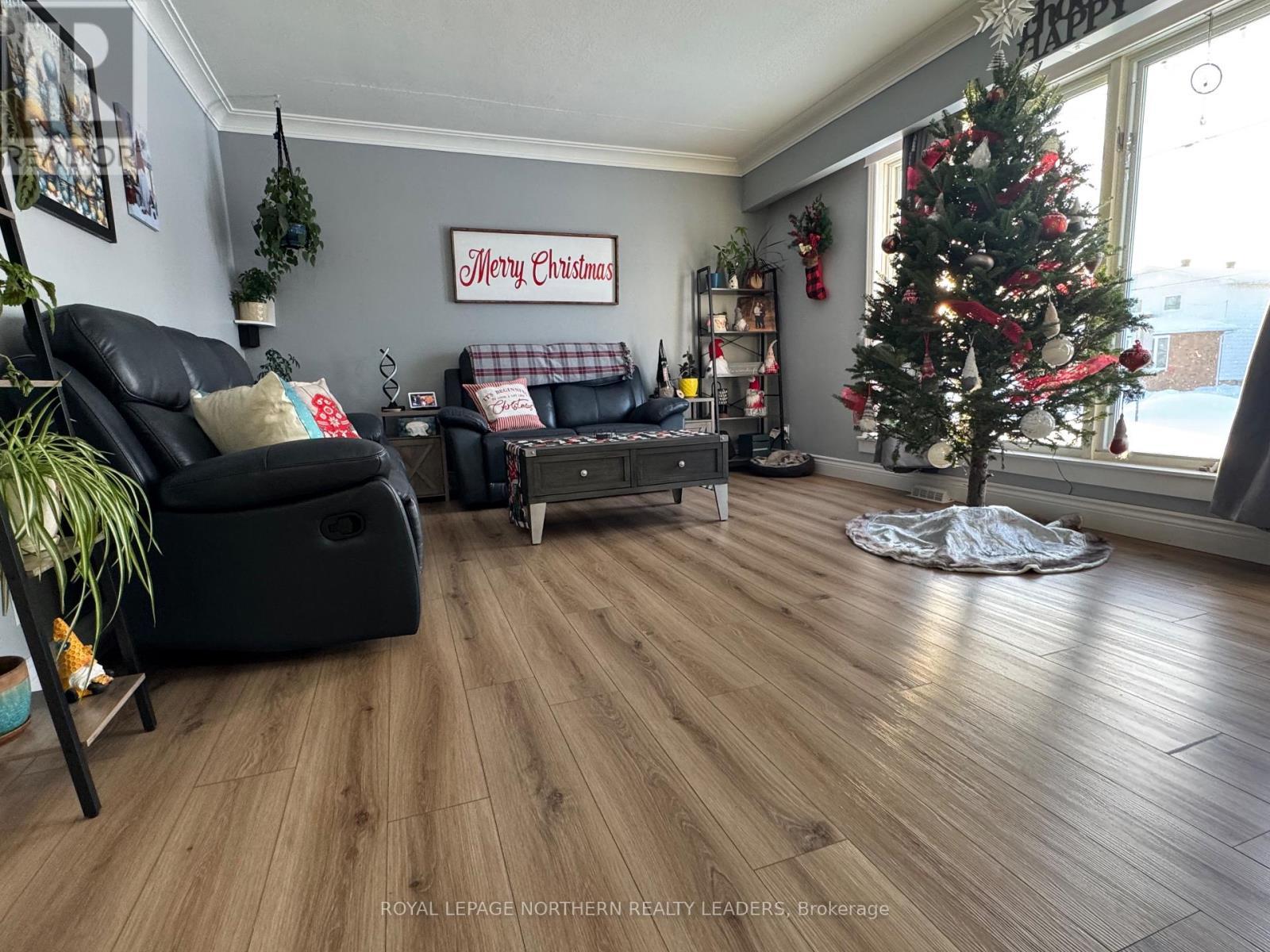 510 Balsam Street S, Timmins (Ts - Se), ON - Indoor Photo Showing Living Room