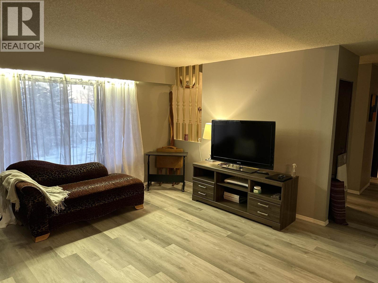 5735 Gairdner Crescent, Fort Nelson, BC - Indoor Photo Showing Living Room