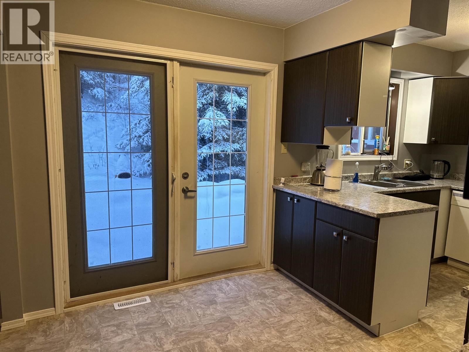 5735 Gairdner Crescent, Fort Nelson, BC - Indoor Photo Showing Kitchen