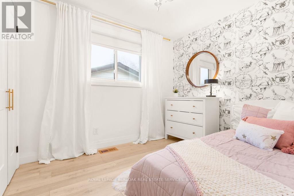 3356 Rexway Drive, Burlington, ON - Indoor Photo Showing Bedroom