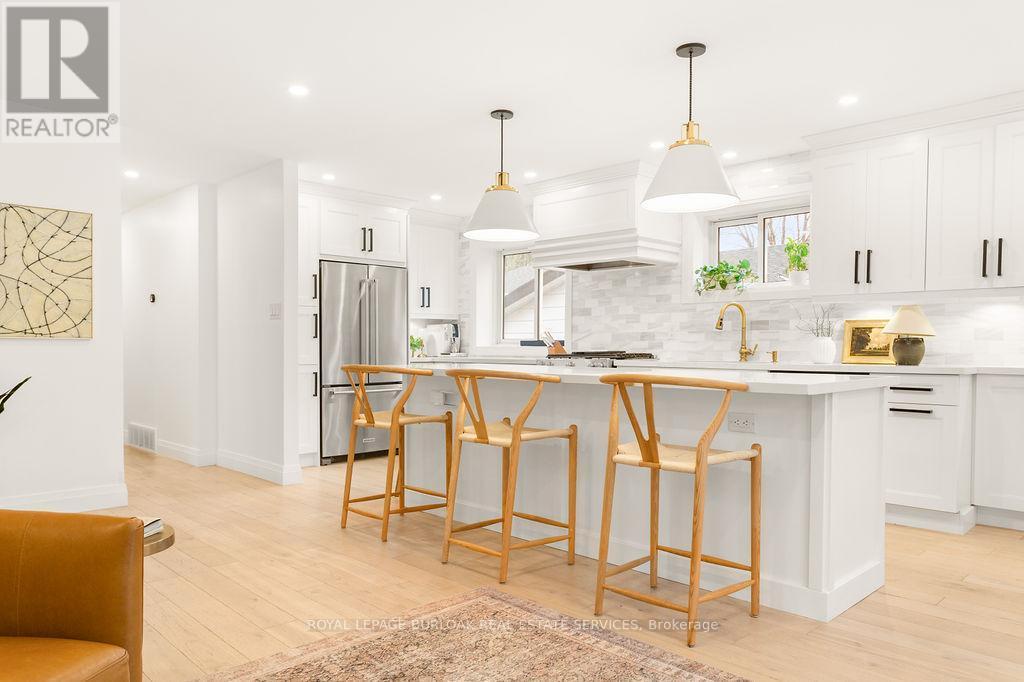 3356 Rexway Drive, Burlington, ON - Indoor Photo Showing Kitchen With Upgraded Kitchen