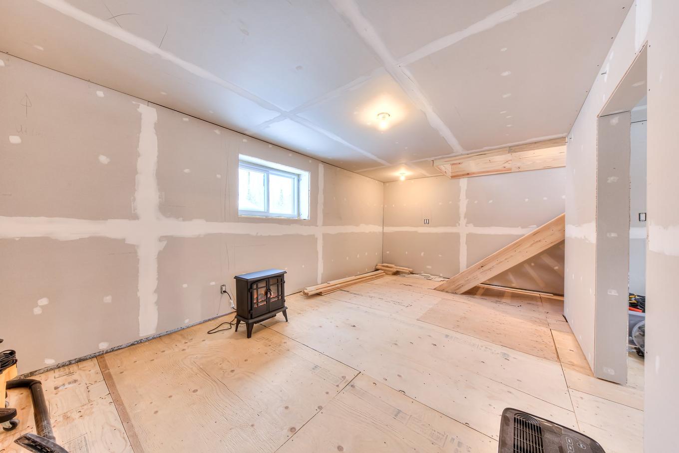 Basement - 101 Mtée Manitonga, Lac-Supérieur, QC - Indoor Photo Showing Other Room