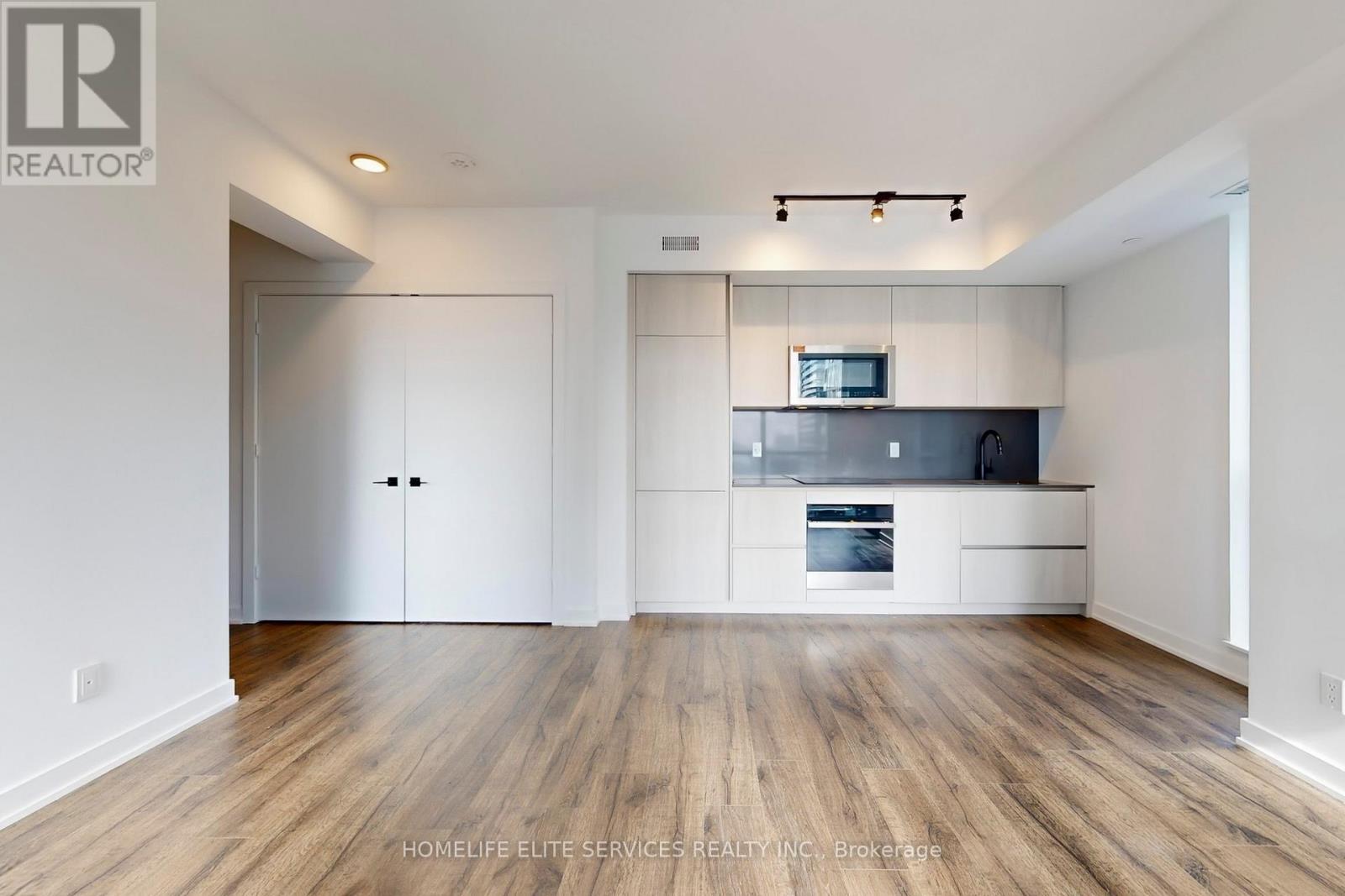 702 - 327 King Street W, Toronto, ON - Indoor Photo Showing Kitchen