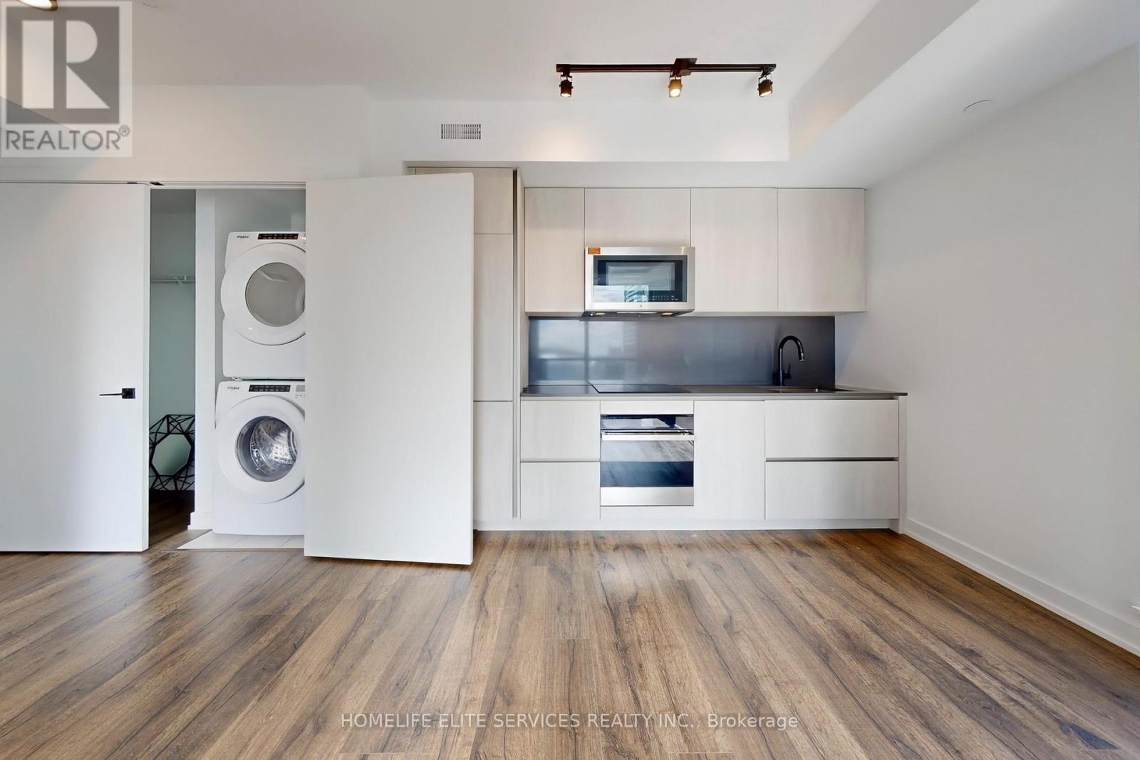 702 - 327 King Street W, Toronto, ON - Indoor Photo Showing Kitchen