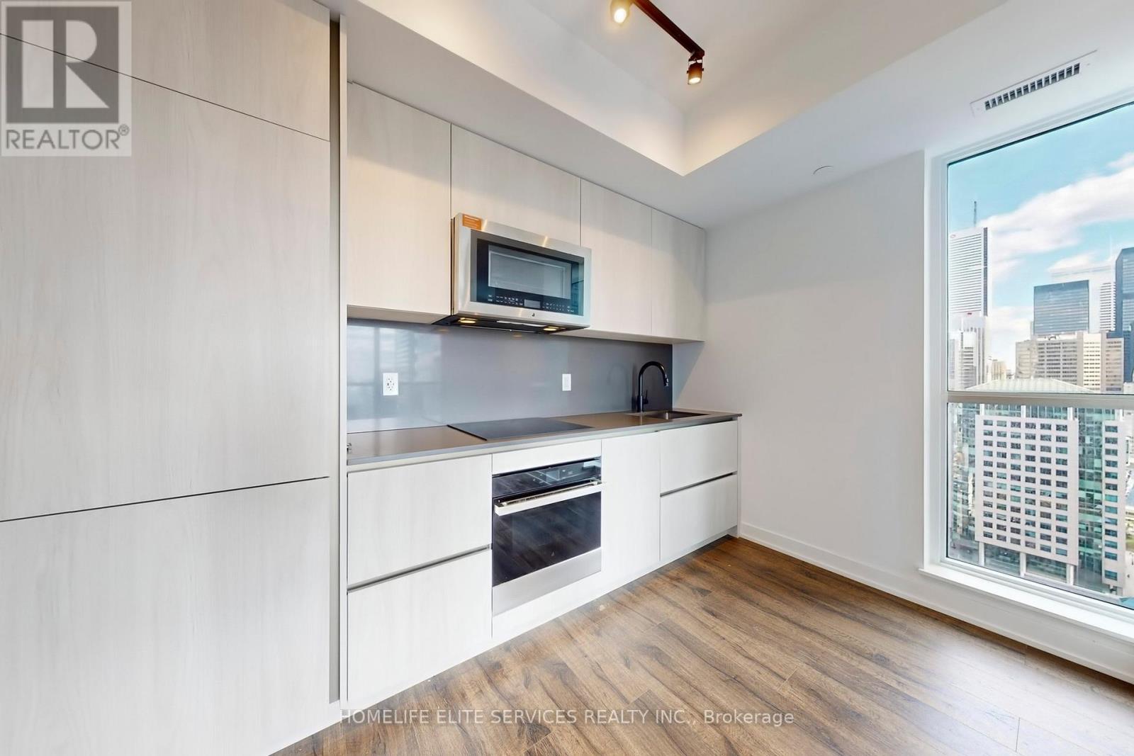 702 - 327 King Street W, Toronto, ON - Indoor Photo Showing Kitchen