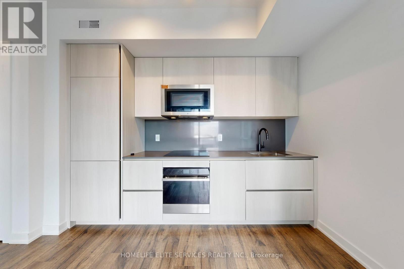 702 - 327 King Street W, Toronto, ON - Indoor Photo Showing Kitchen