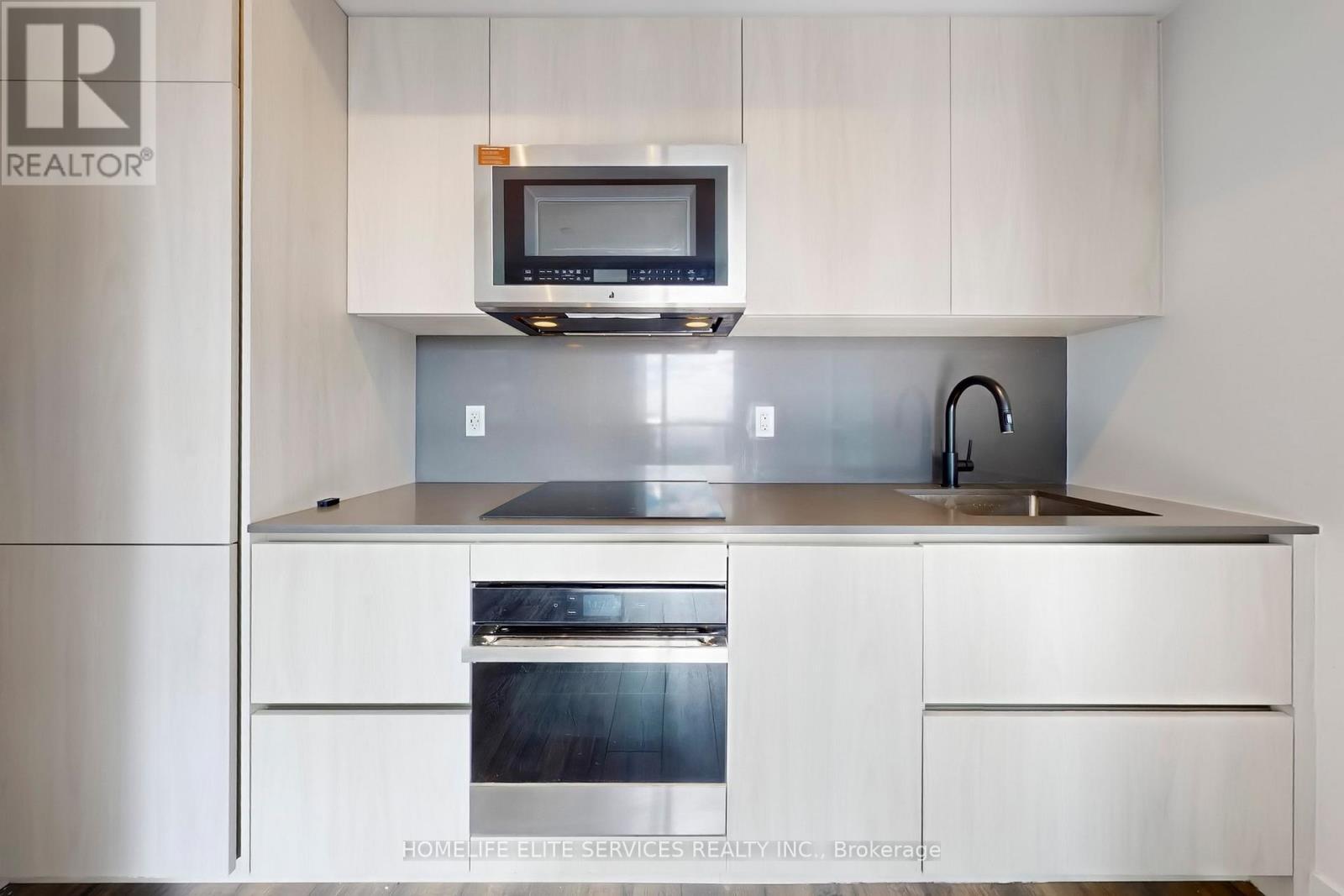 702 - 327 King Street W, Toronto, ON - Indoor Photo Showing Kitchen