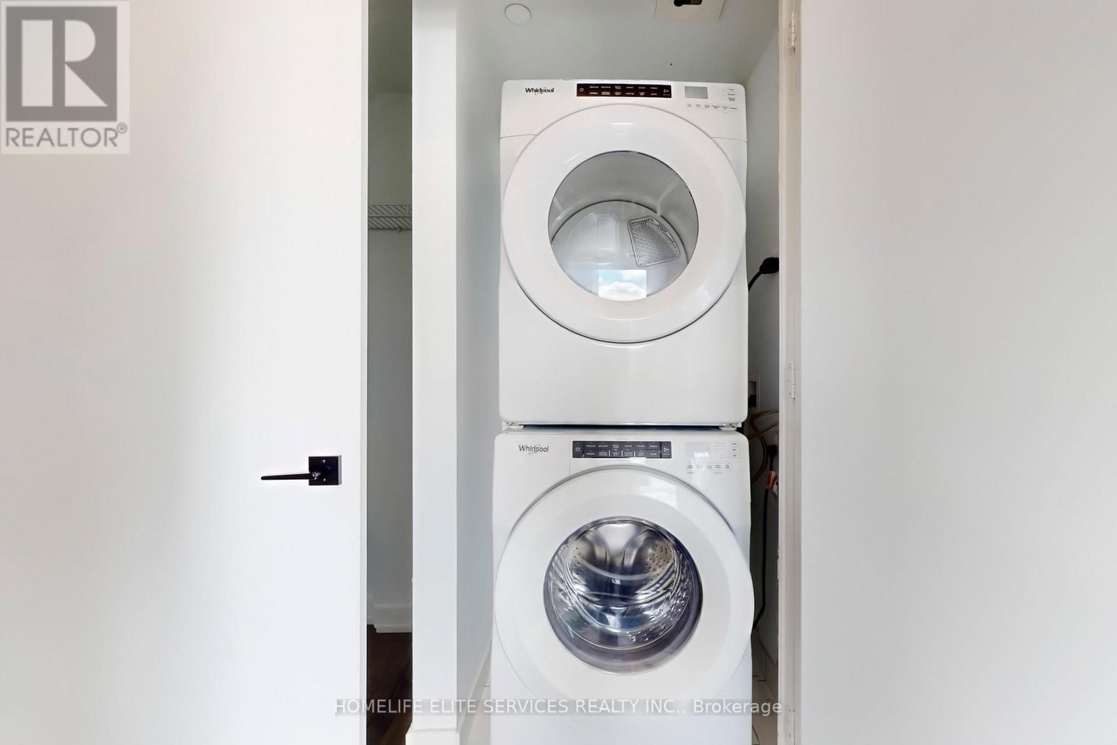 702 - 327 King Street W, Toronto, ON - Indoor Photo Showing Laundry Room