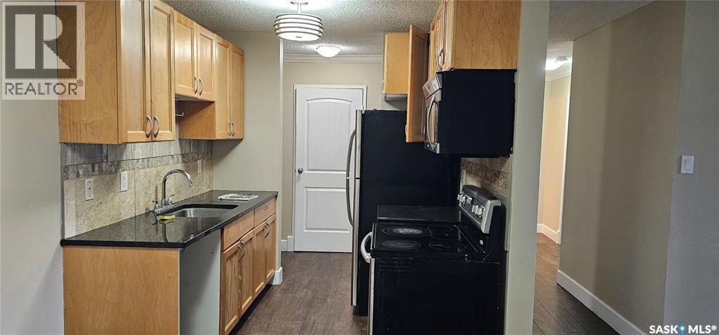 104 929 Northumberland Avenue, Saskatoon, SK - Indoor Photo Showing Kitchen With Double Sink