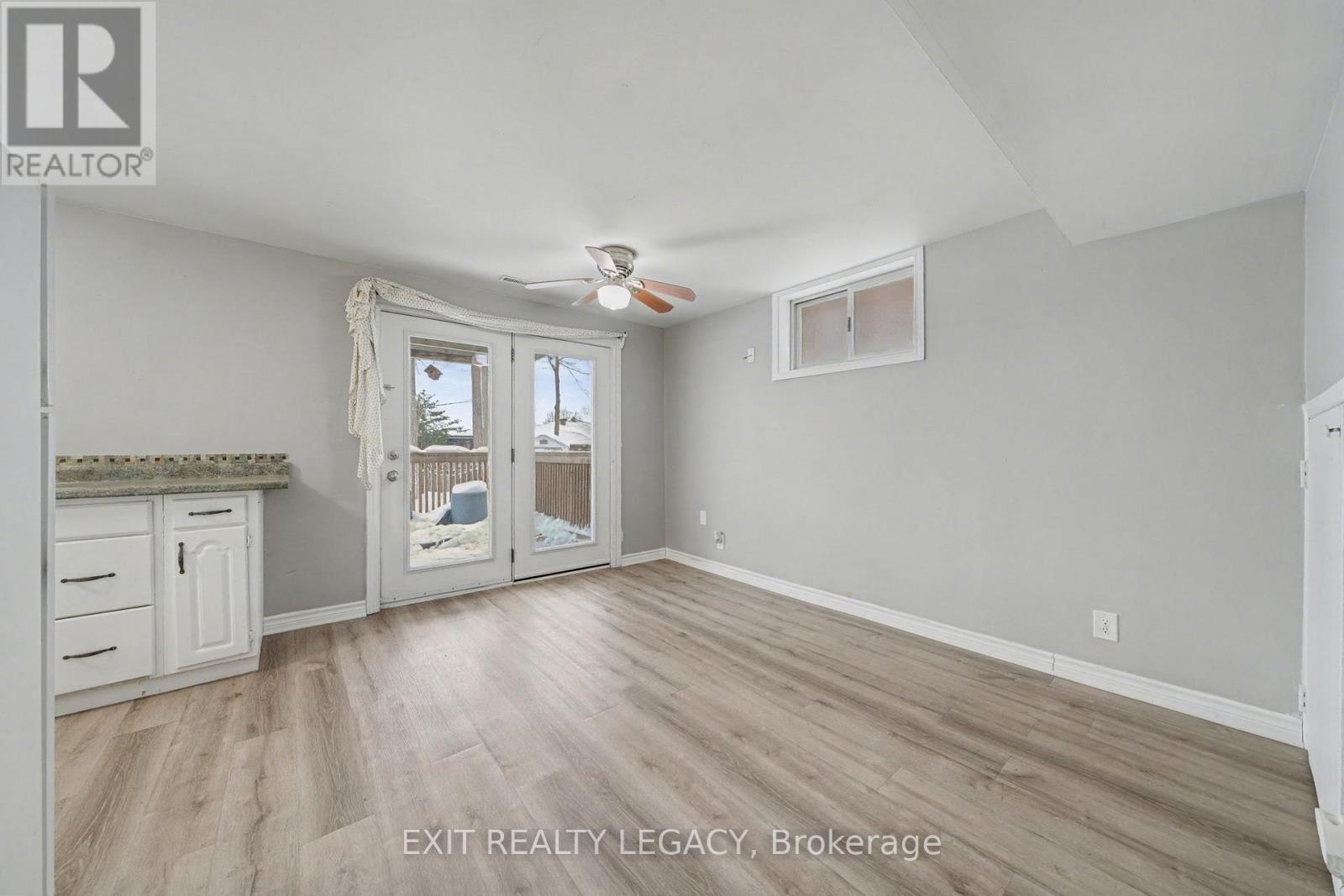 Entrance door and Living room - Basement - 72 Ferguson Drive, Barrie, ON