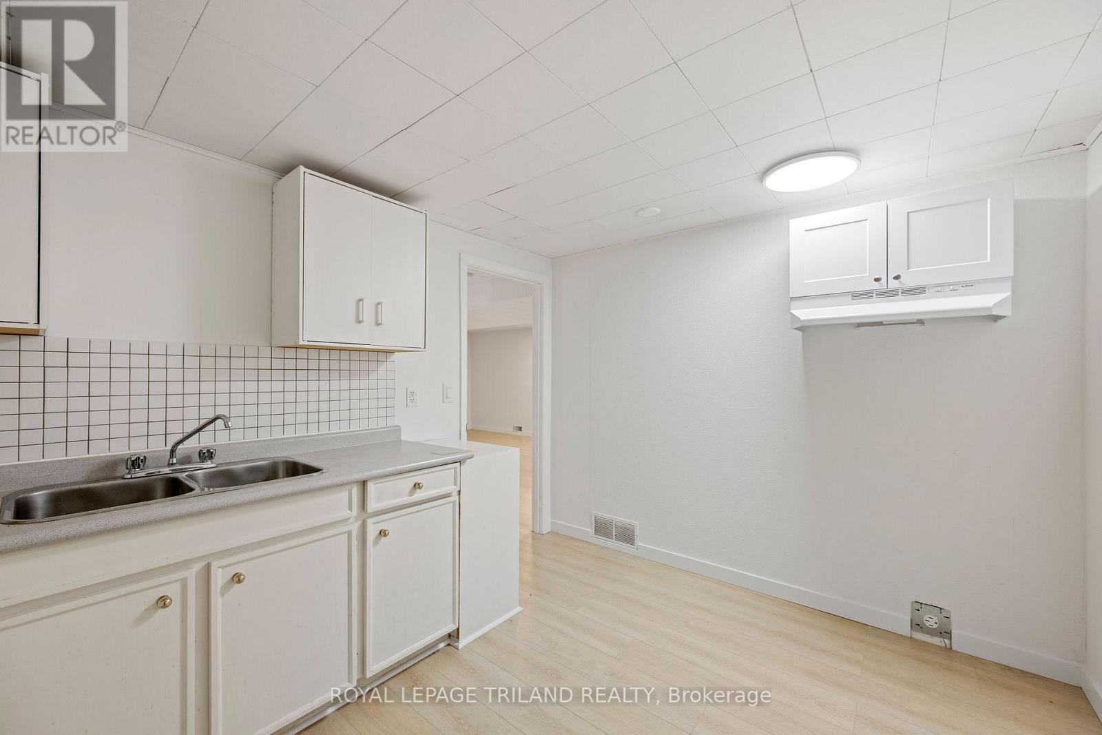 264 Trott Drive, London North (North R), ON - Indoor Photo Showing Kitchen With Double Sink