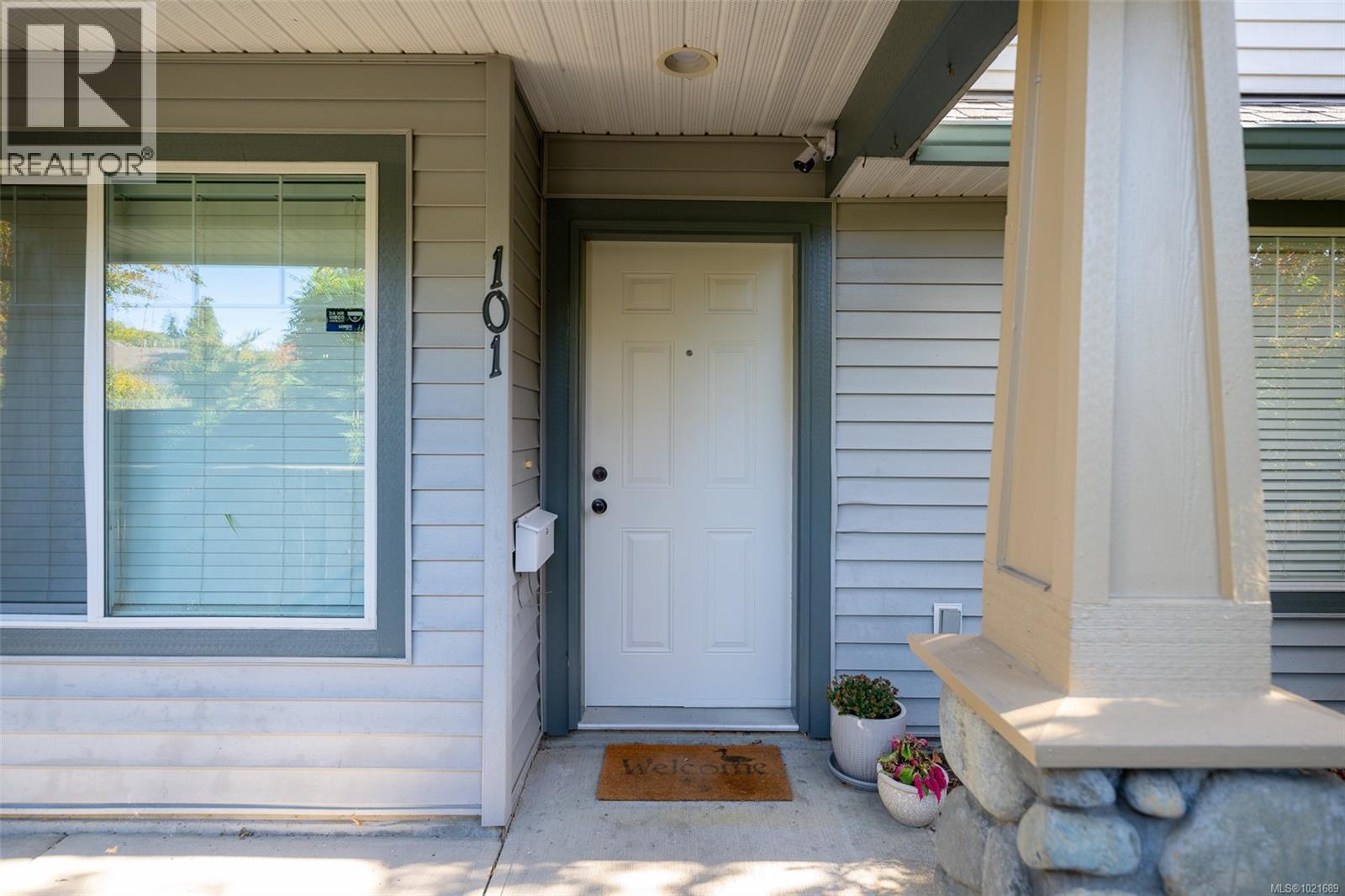Property entrance with covered porch - 101 211 Victoria Rd, Nanaimo, BC