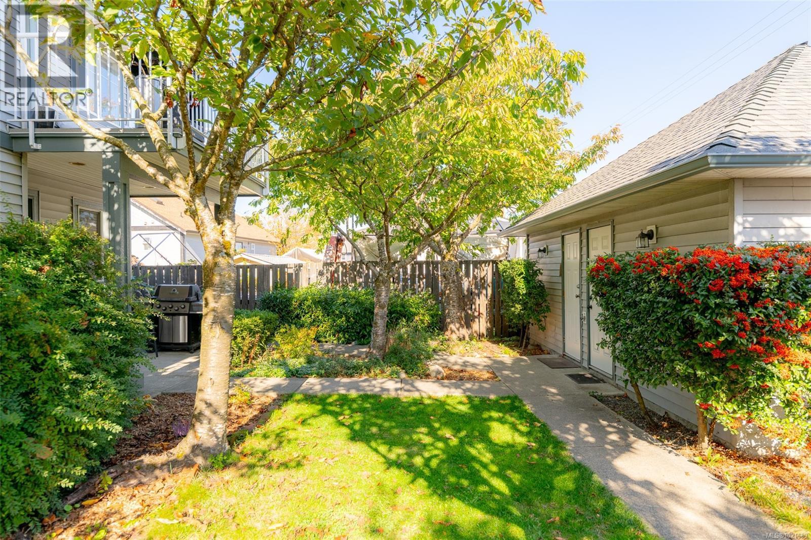 View of yard - 101 211 Victoria Rd, Nanaimo, BC