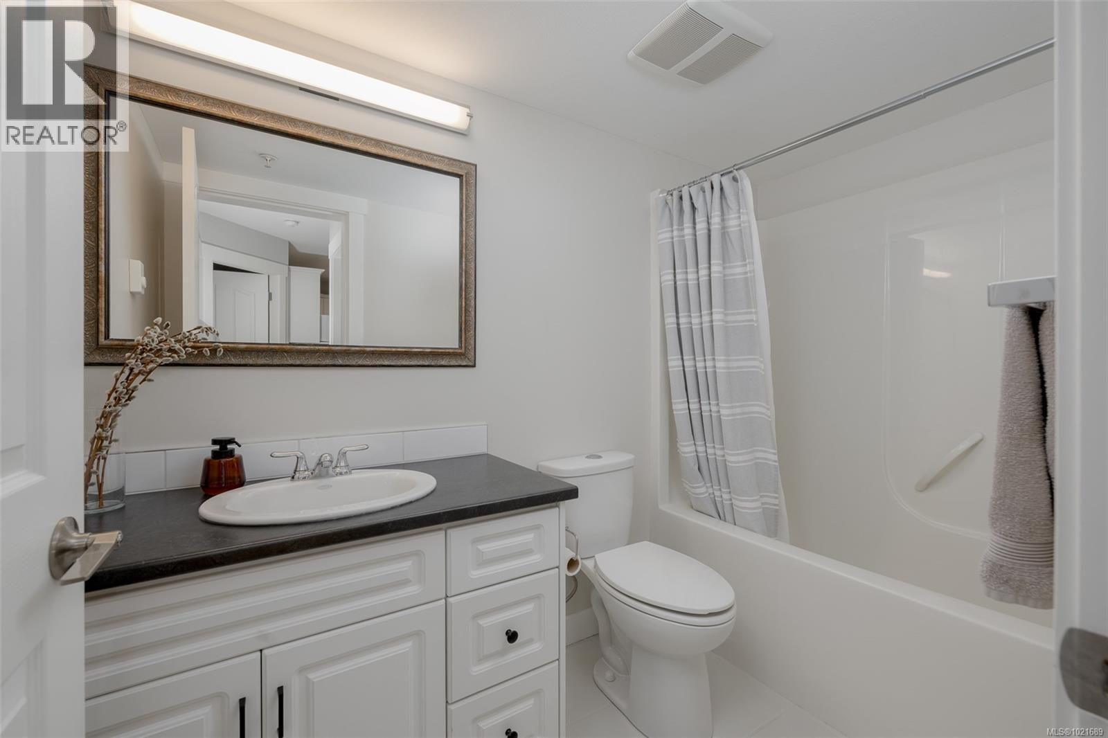 Full bathroom with vanity, shower / bathtub combination - 101 211 Victoria Rd, Nanaimo, BC