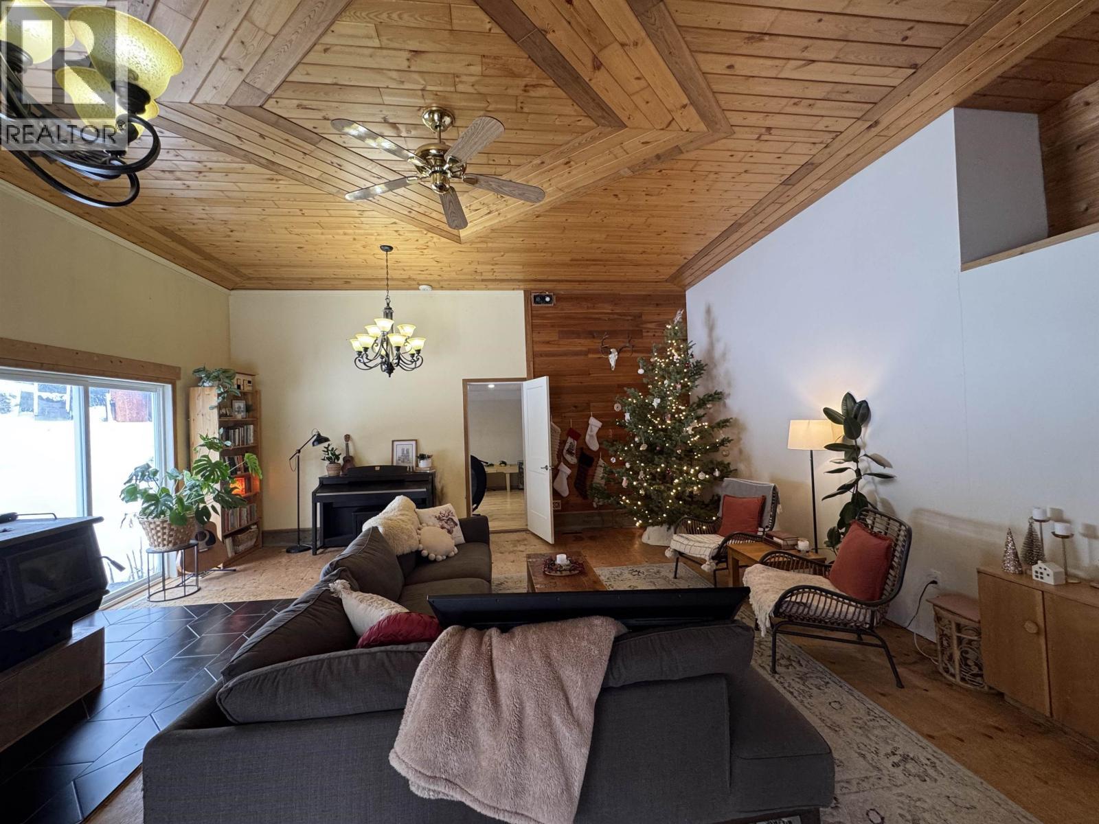 2650 Rose Drive, 150 Mile House, BC - Indoor Photo Showing Living Room