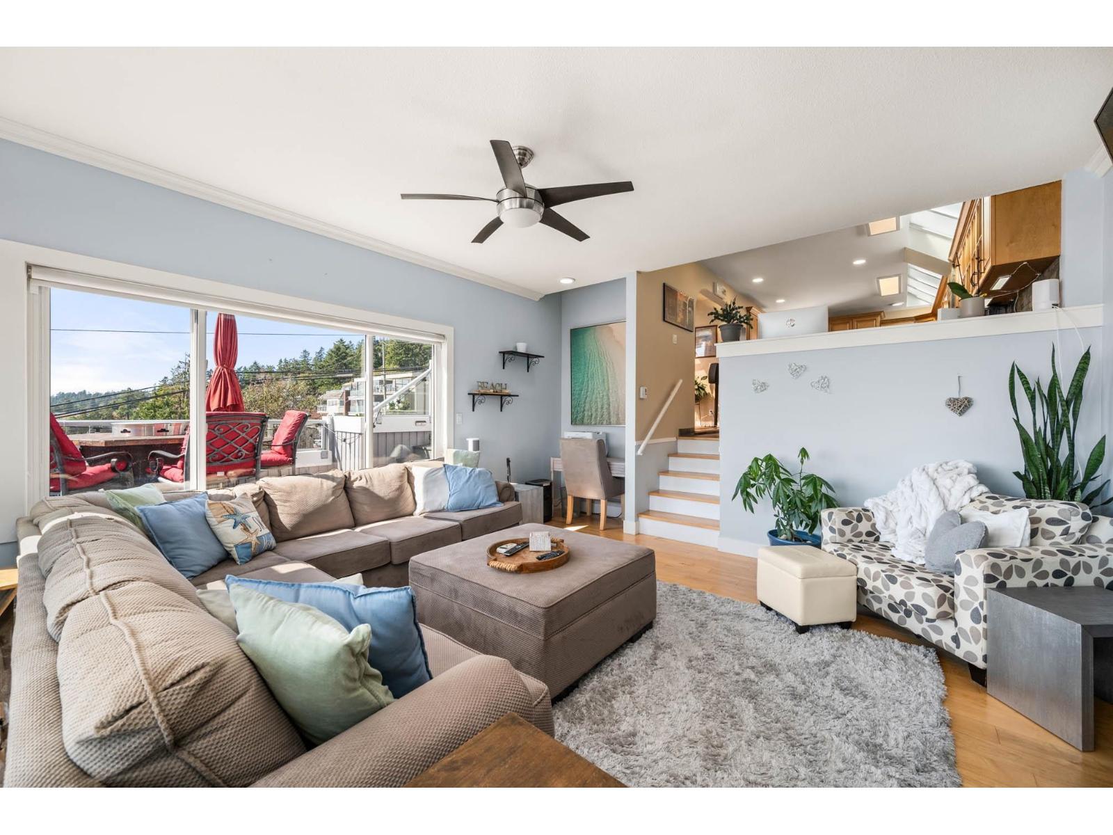 1246 Oxford Street, White Rock, BC - Indoor Photo Showing Living Room