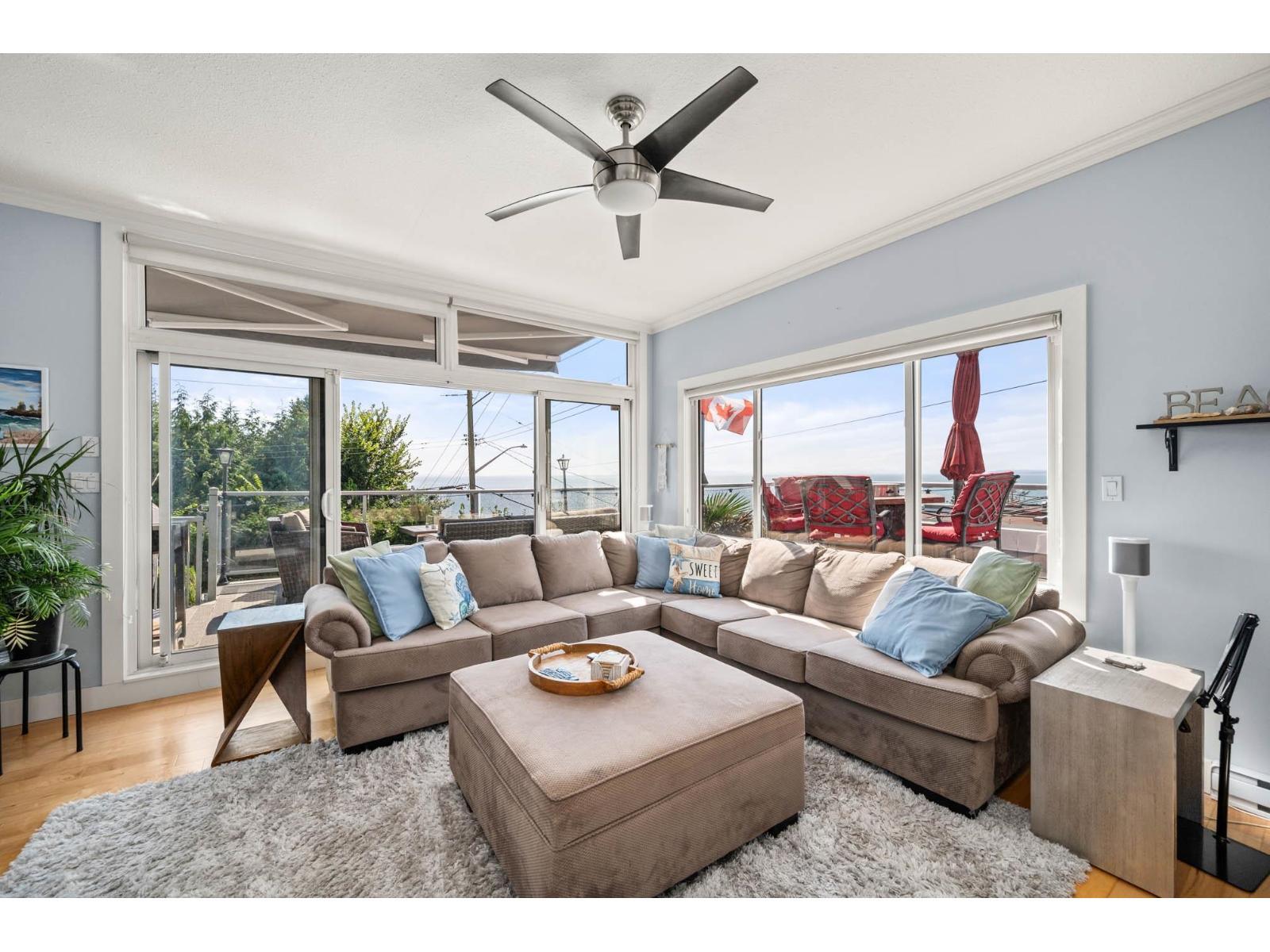 1246 Oxford Street, White Rock, BC - Indoor Photo Showing Living Room