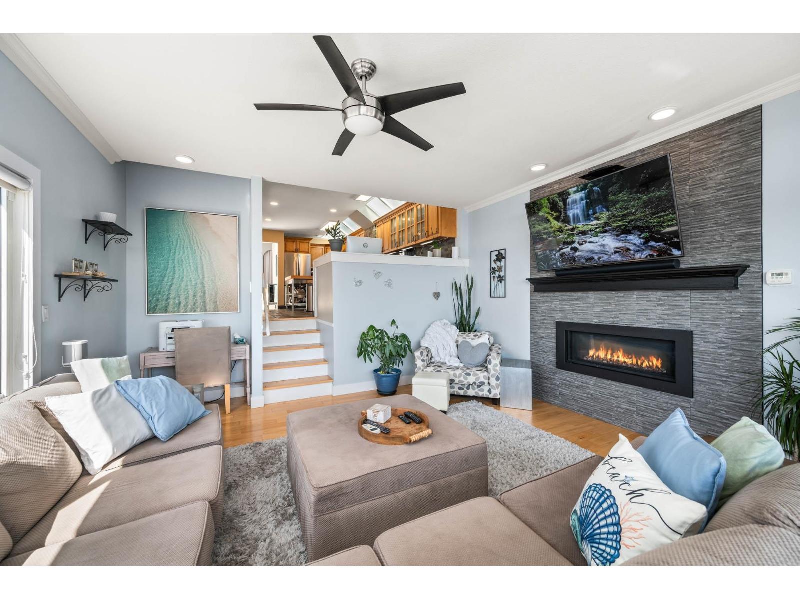 1246 Oxford Street, White Rock, BC - Indoor Photo Showing Living Room With Fireplace