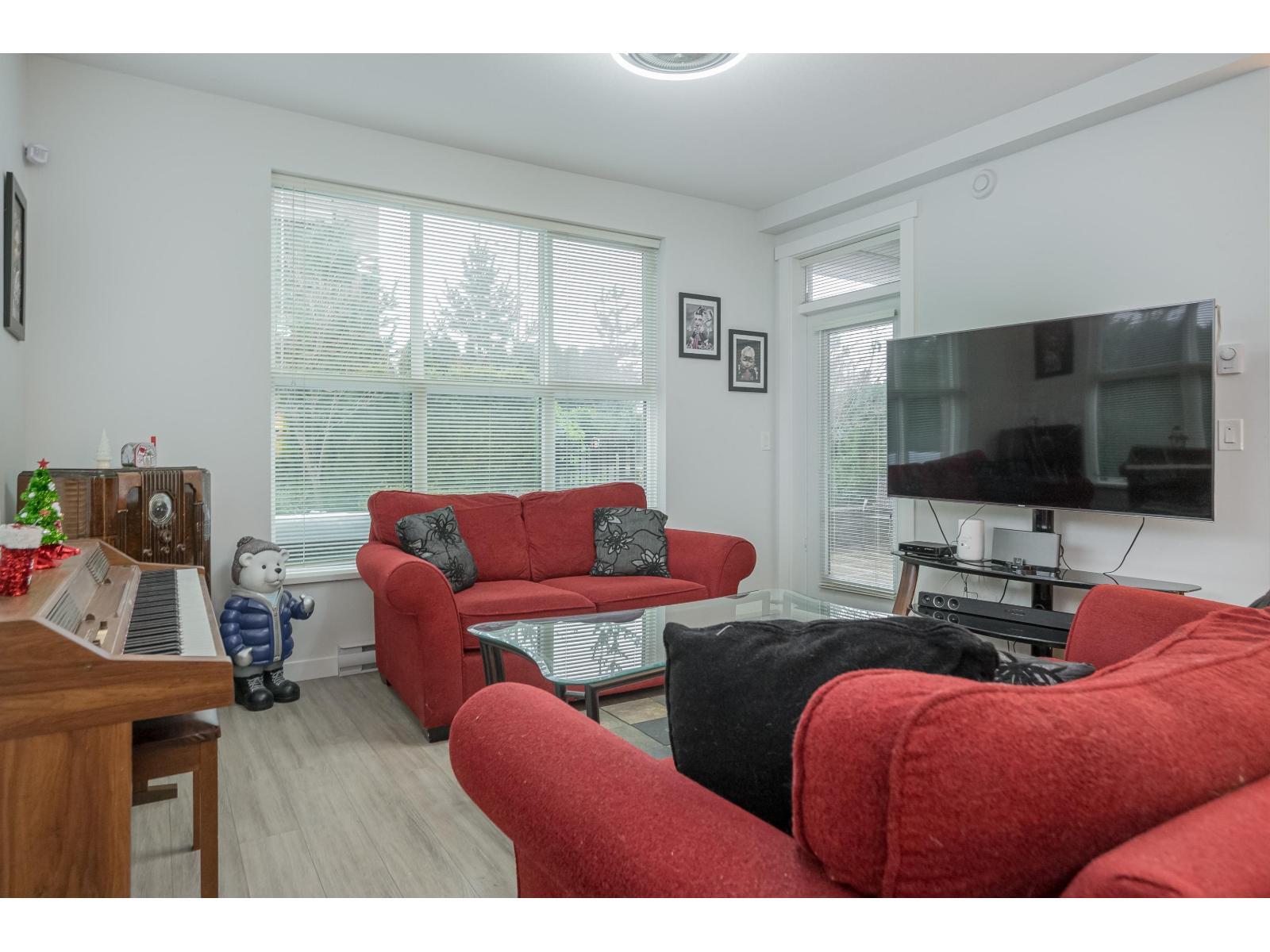 B116 8150 207 Street, Langley, BC - Indoor Photo Showing Living Room