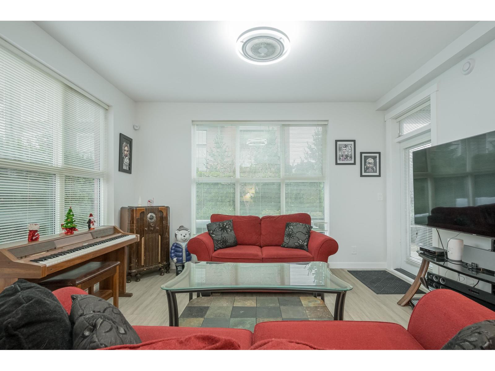 B116 8150 207 Street, Langley, BC - Indoor Photo Showing Living Room