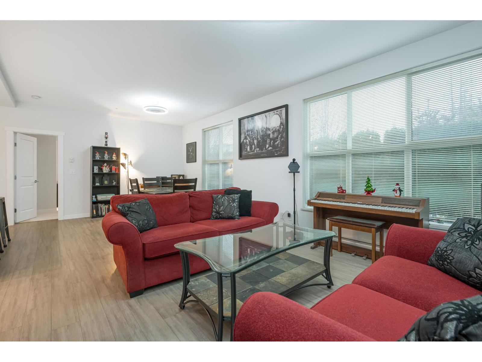 B116 8150 207 Street, Langley, BC - Indoor Photo Showing Living Room