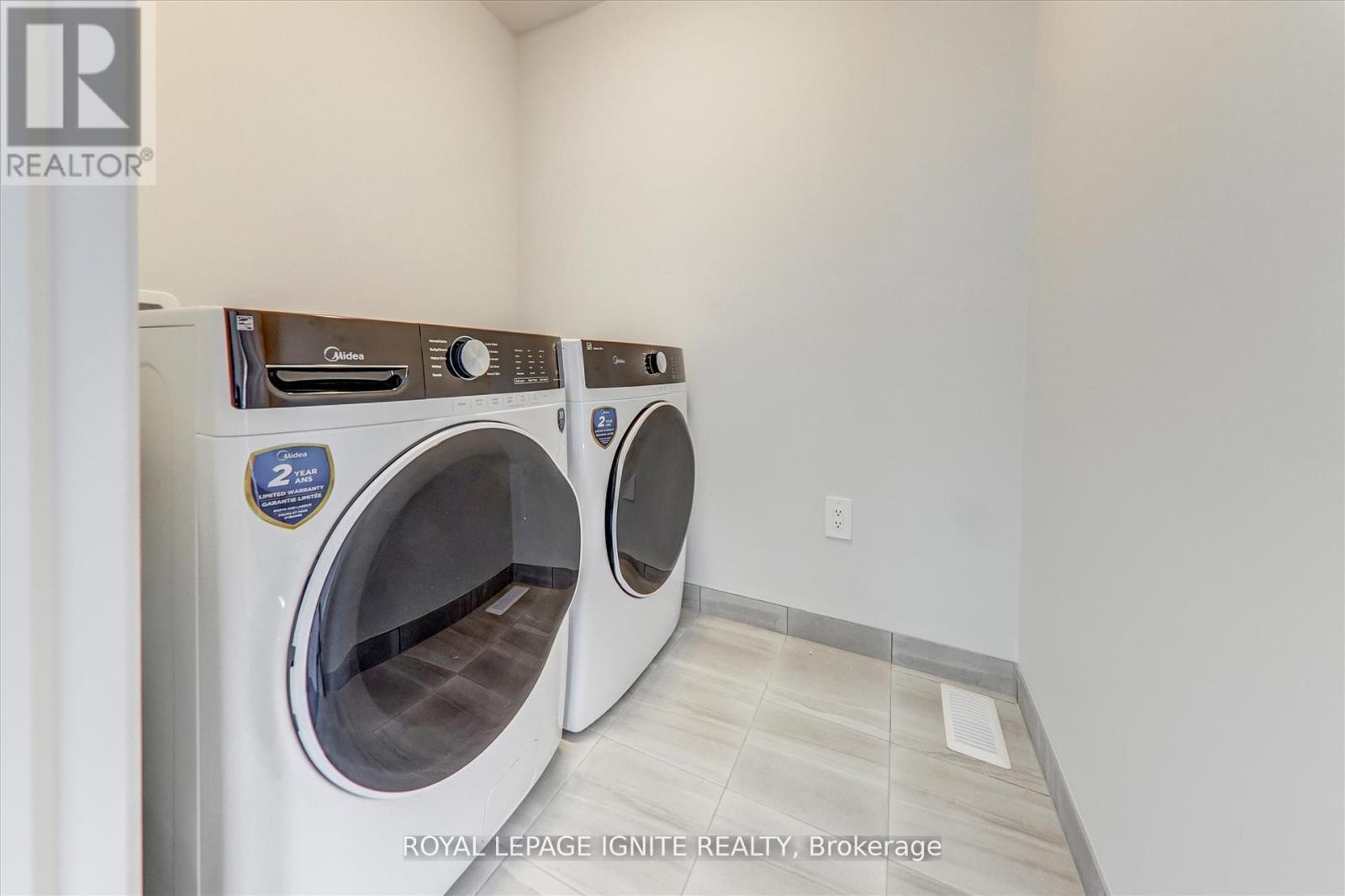 61 Butler Boulevard, Kawartha Lakes, ON - Indoor Photo Showing Laundry Room