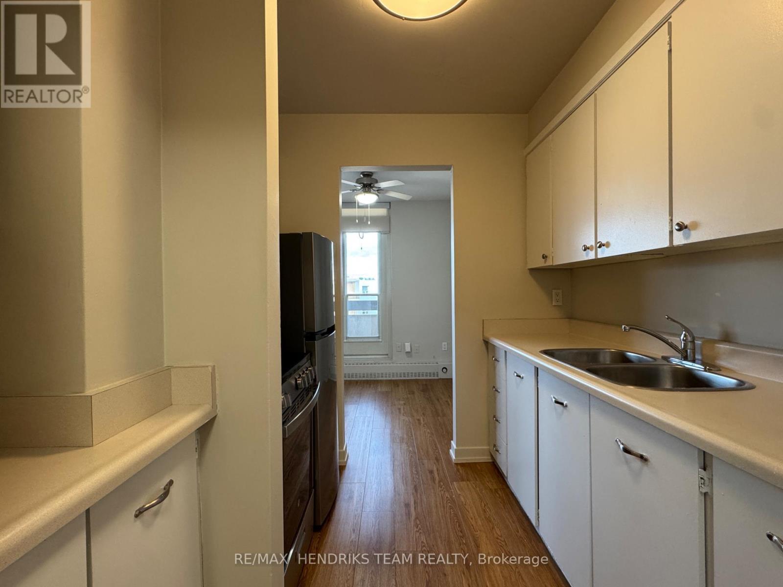520 - 158 Fitch Street, Welland (Prince Charles), ON - Indoor Photo Showing Kitchen With Double Sink