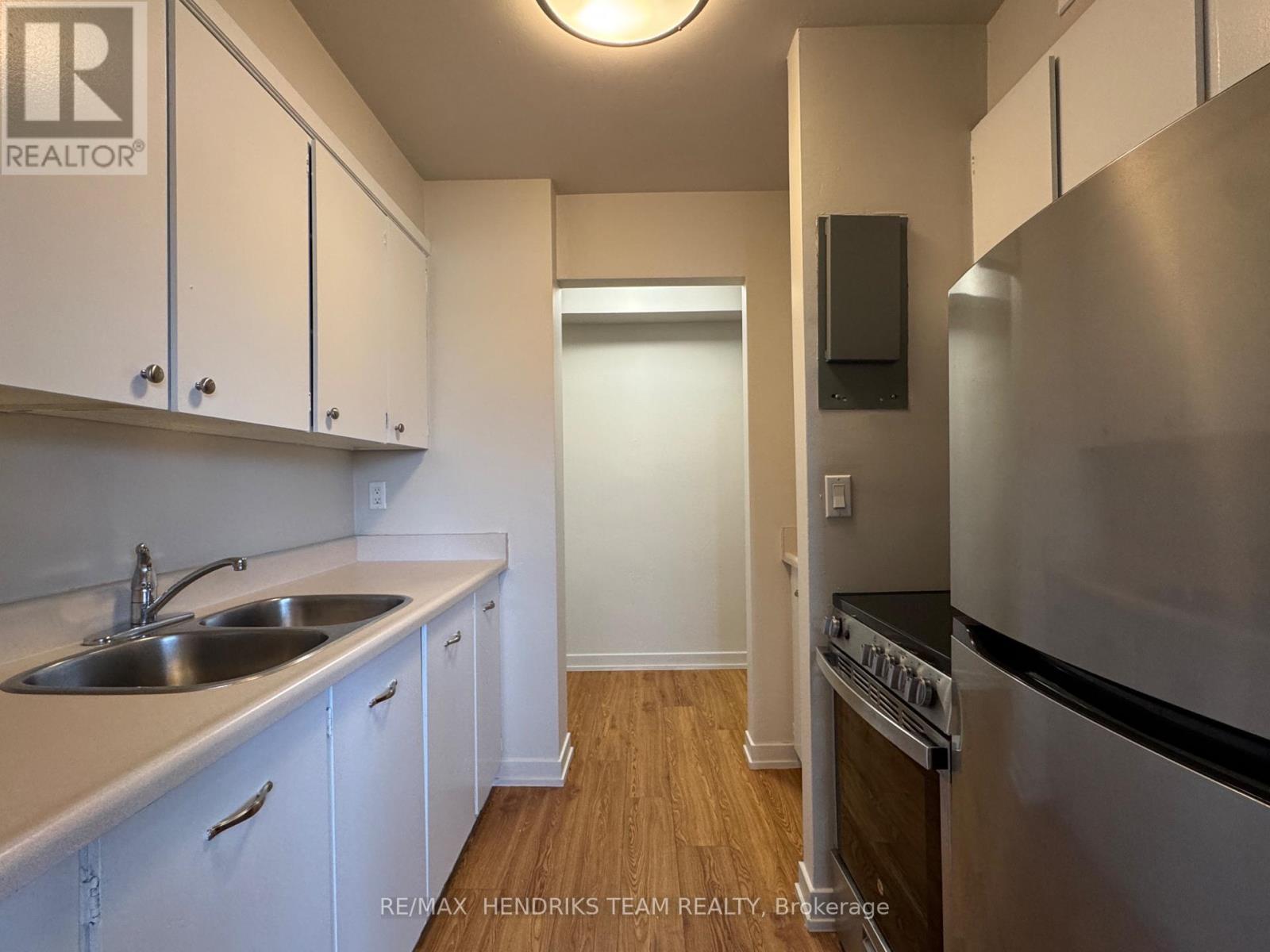 520 - 158 Fitch Street, Welland (Prince Charles), ON - Indoor Photo Showing Kitchen With Double Sink