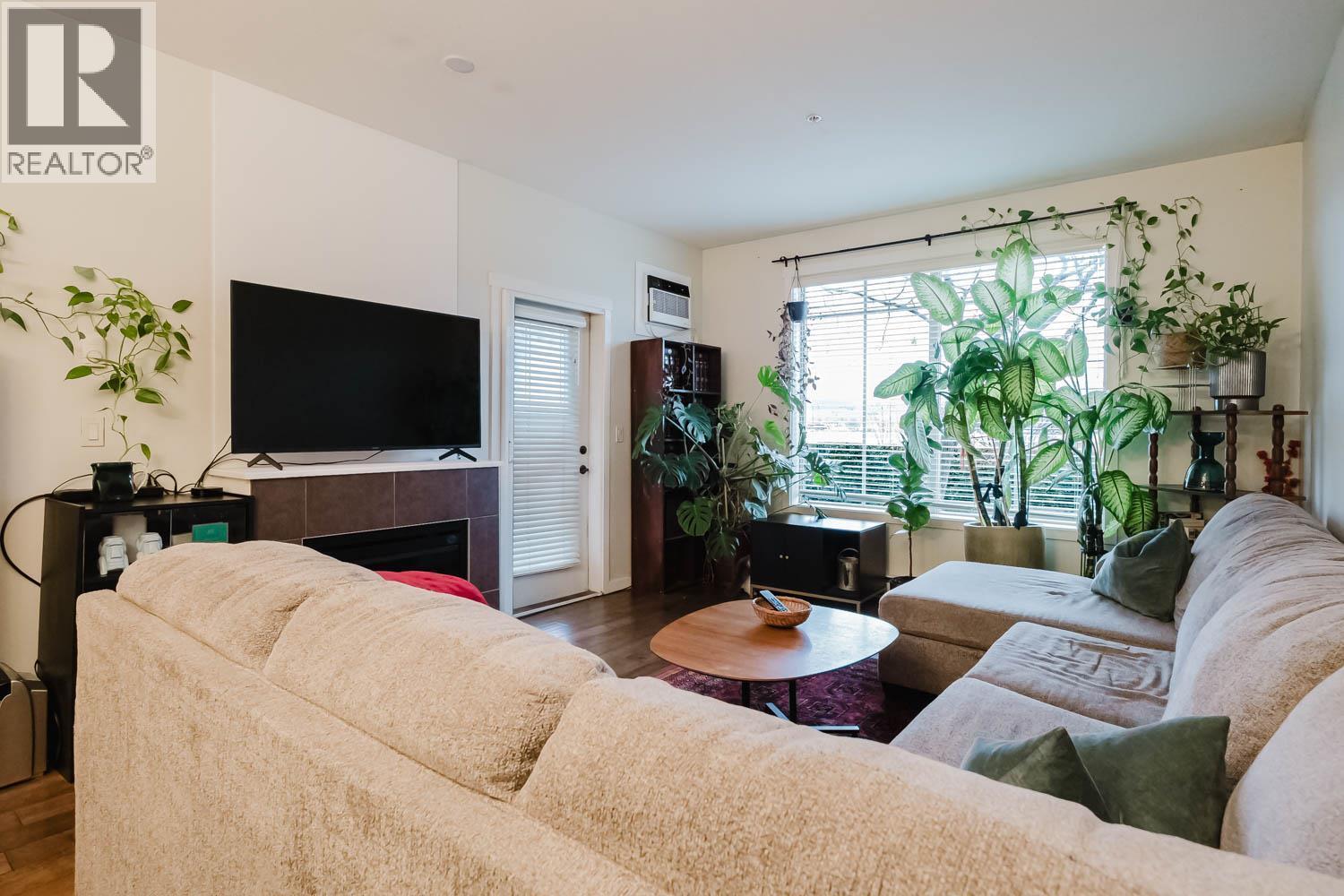 3739 Casorso Road Unit# 112, Kelowna, BC - Indoor Photo Showing Living Room