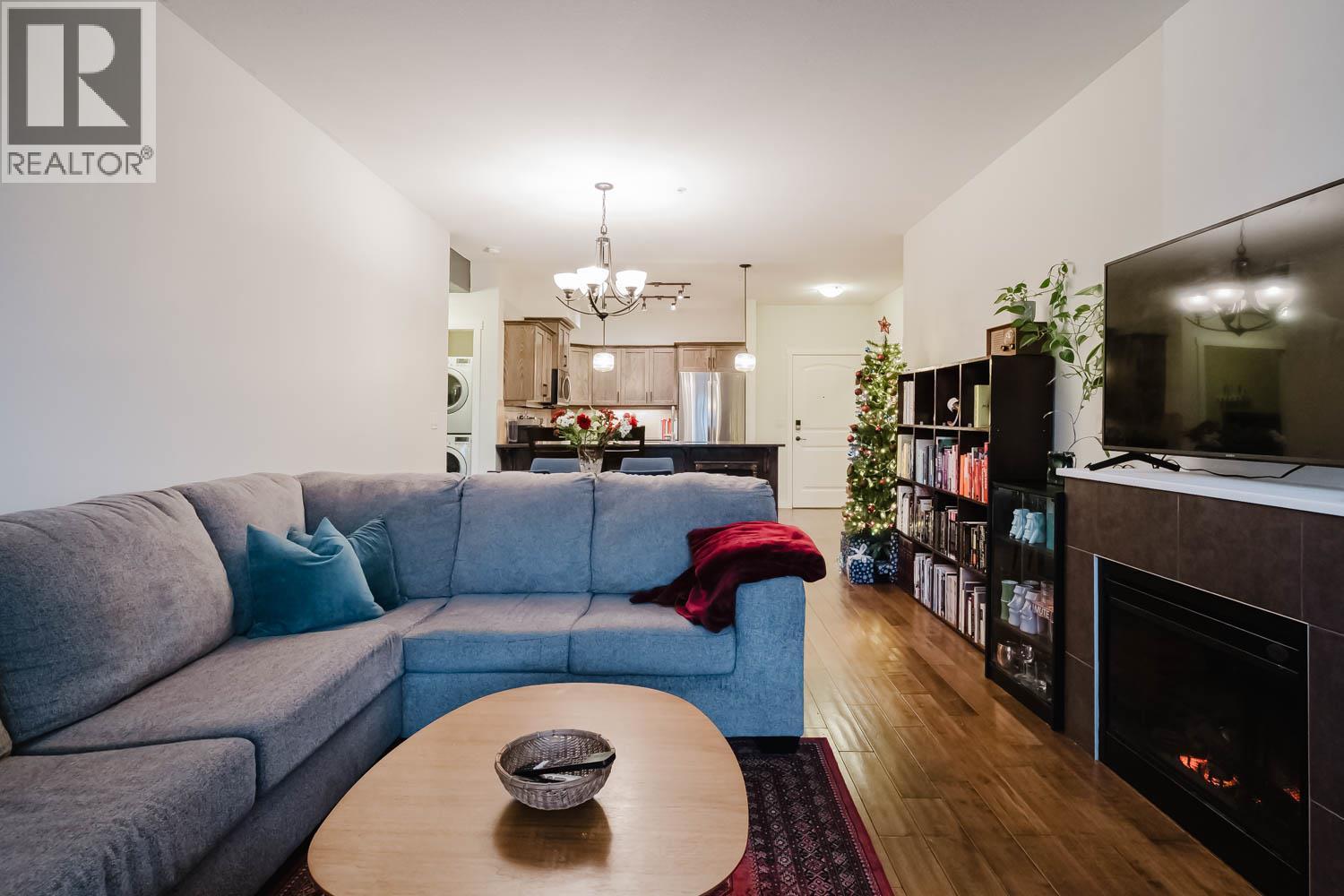 3739 Casorso Road Unit# 112, Kelowna, BC - Indoor Photo Showing Living Room With Fireplace