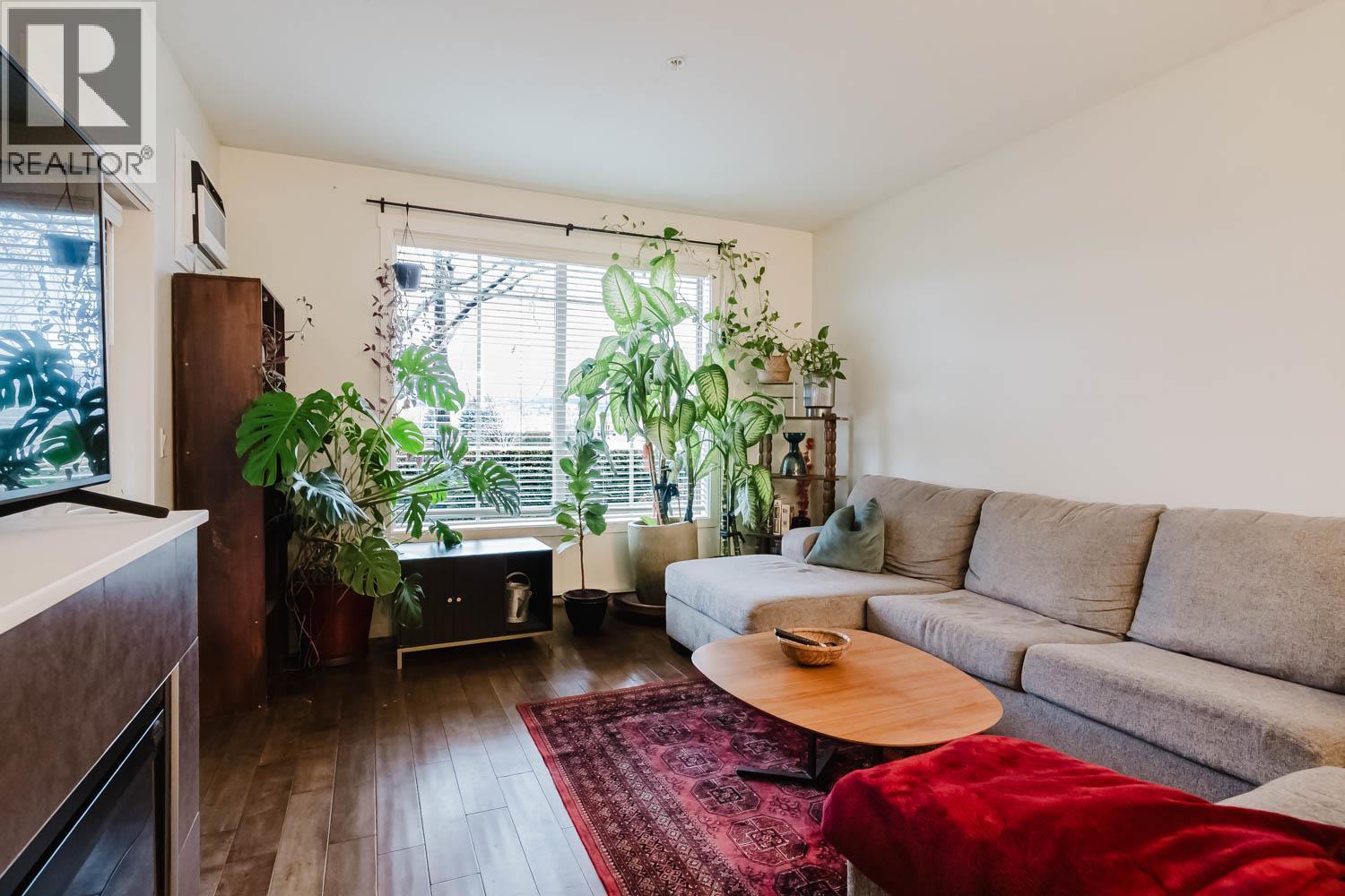 3739 Casorso Road Unit# 112, Kelowna, BC - Indoor Photo Showing Living Room