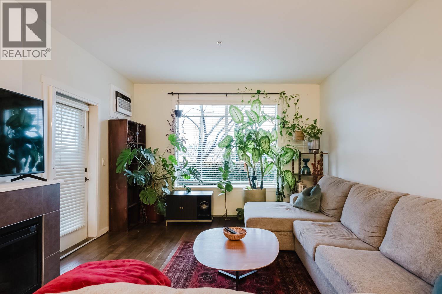 3739 Casorso Road Unit# 112, Kelowna, BC - Indoor Photo Showing Living Room With Fireplace