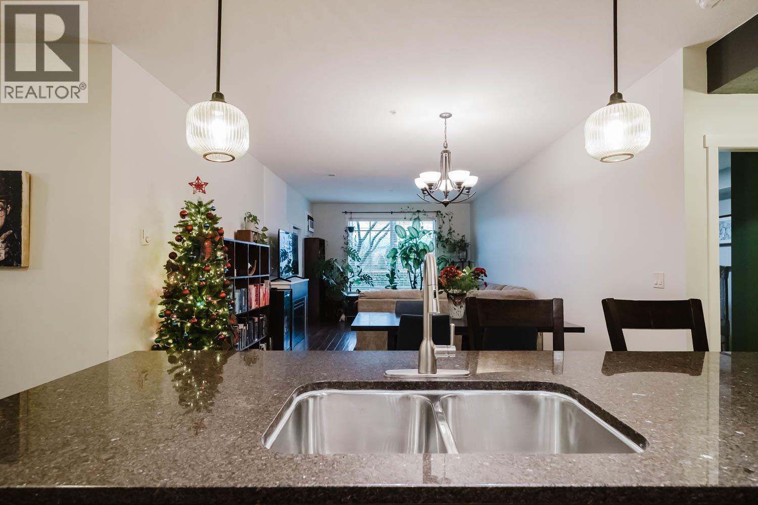3739 Casorso Road Unit# 112, Kelowna, BC - Indoor Photo Showing Kitchen With Double Sink