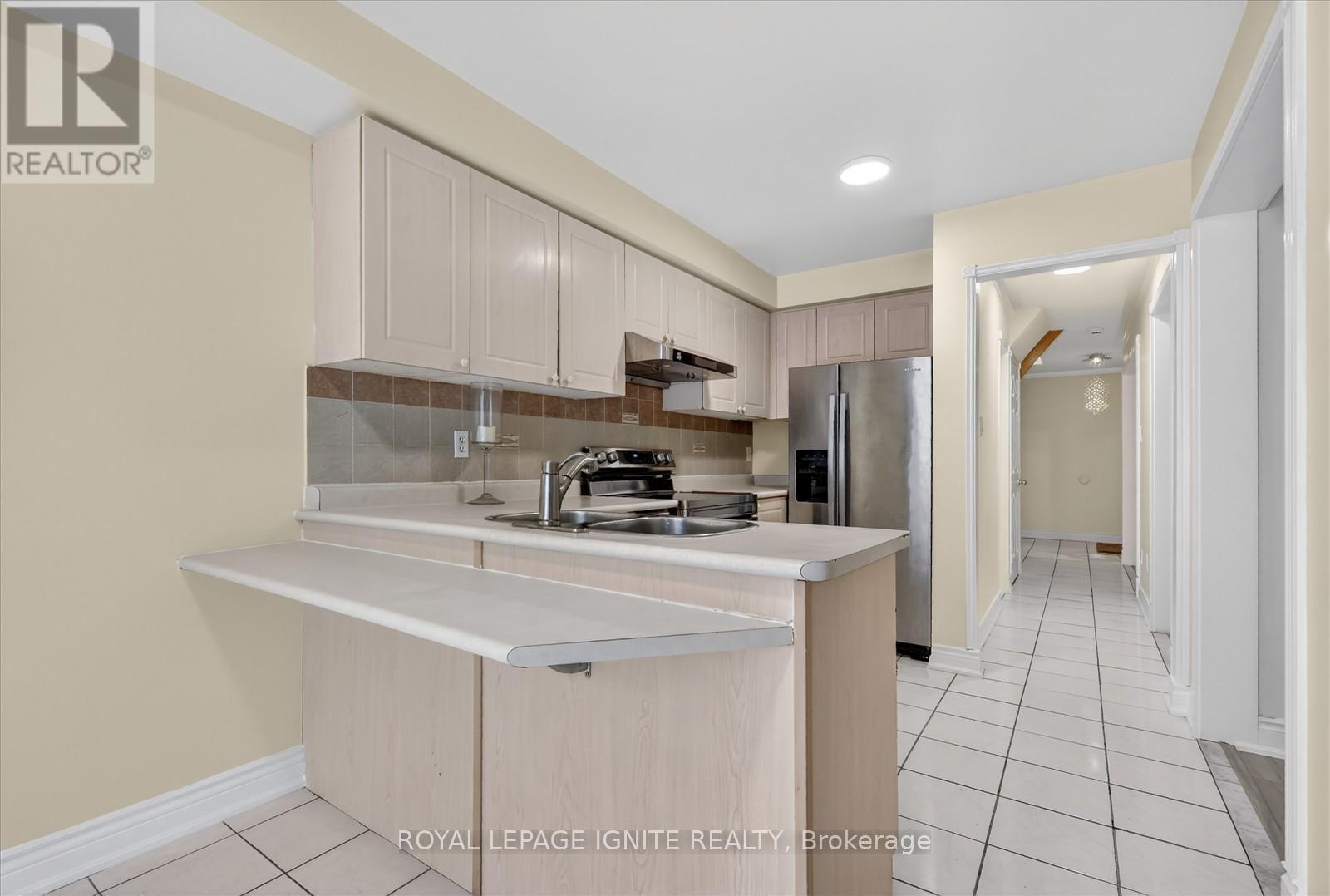 18 Gill Crescent, Ajax, ON - Indoor Photo Showing Kitchen