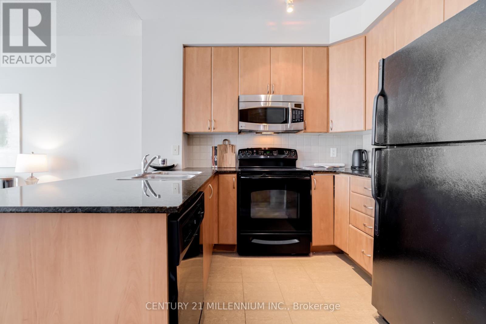 2505 - 225 Webb Drive, Mississauga, ON - Indoor Photo Showing Kitchen