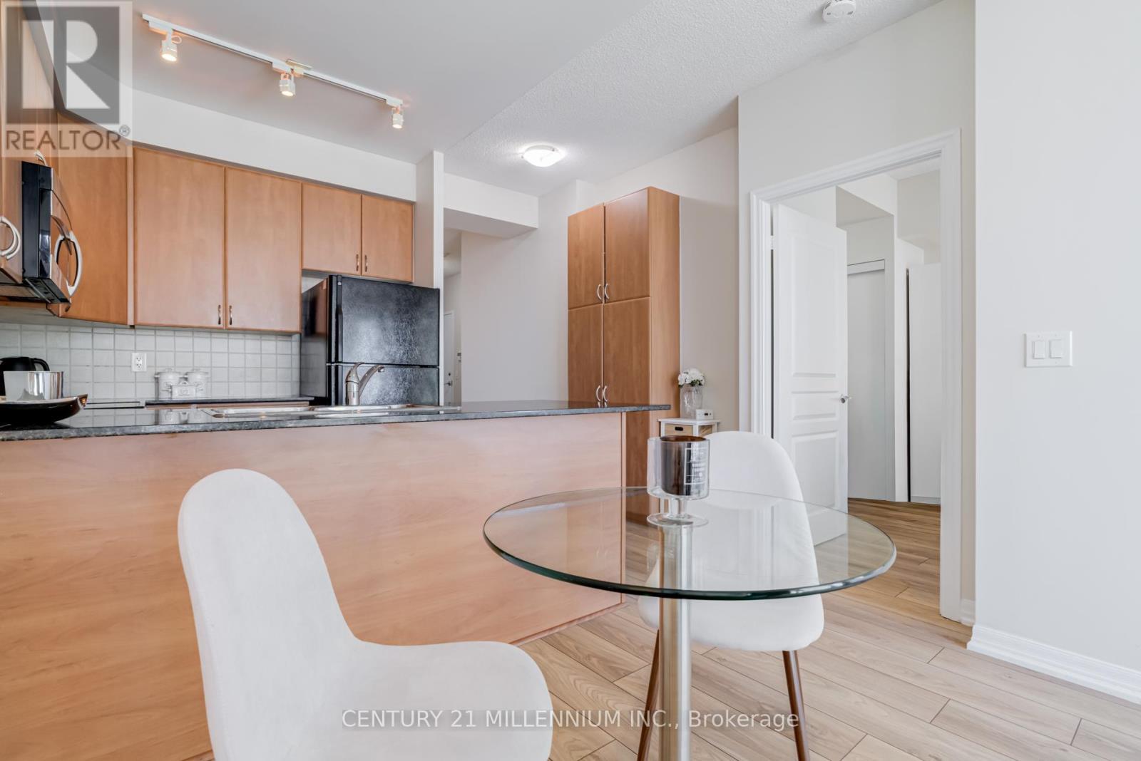 2505 - 225 Webb Drive, Mississauga, ON - Indoor Photo Showing Kitchen