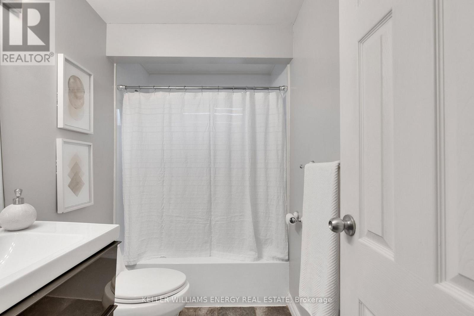 242 Waverly Street S, Oshawa (Vanier), ON - Indoor Photo Showing Bathroom