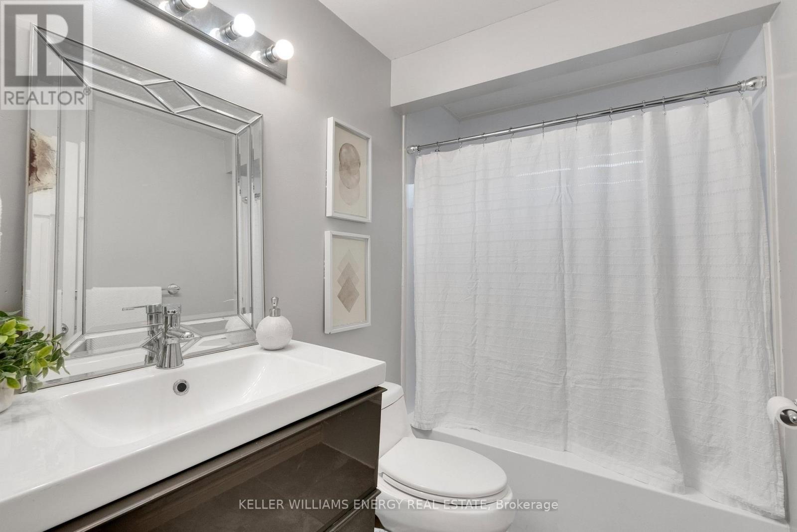 242 Waverly Street S, Oshawa (Vanier), ON - Indoor Photo Showing Bathroom