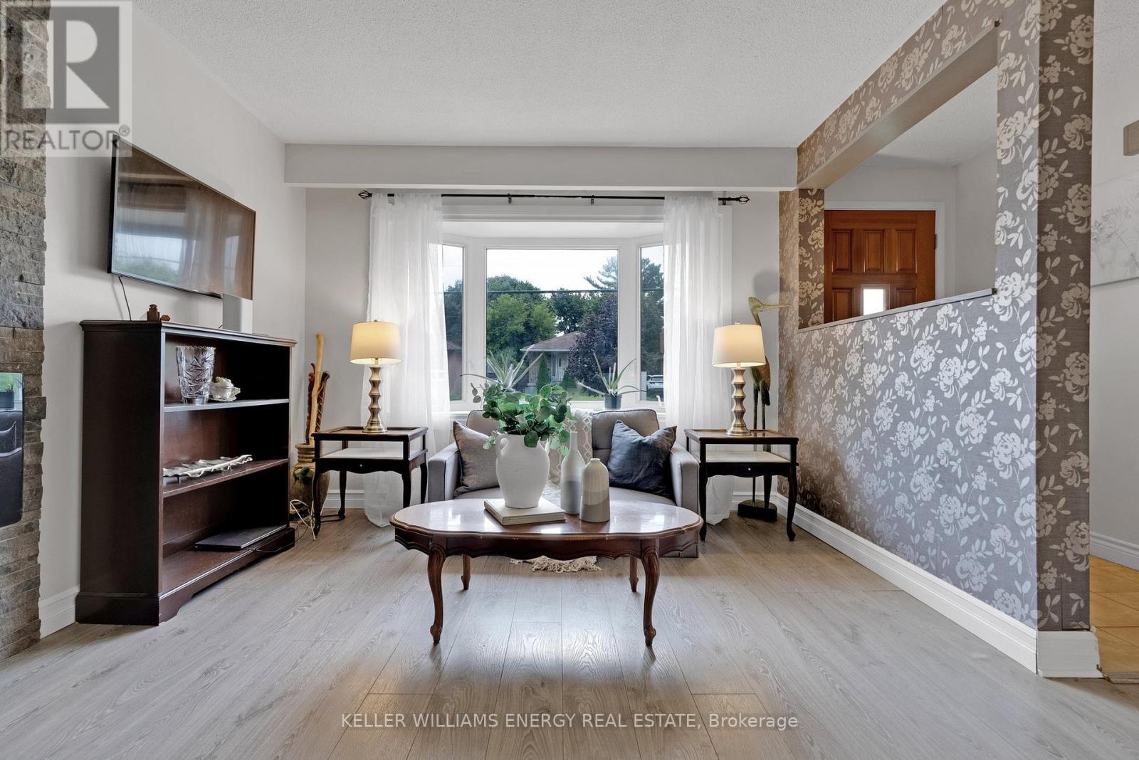 242 Waverly Street S, Oshawa (Vanier), ON - Indoor Photo Showing Living Room