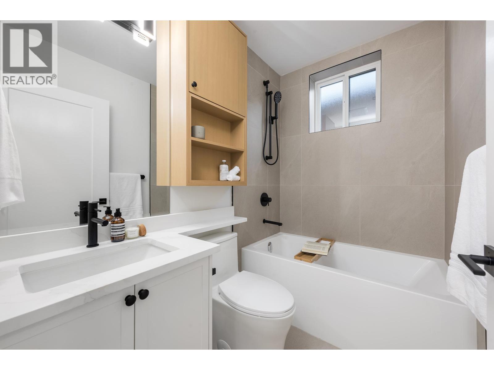1 4855 Dumfries Street, Vancouver, BC - Indoor Photo Showing Bathroom