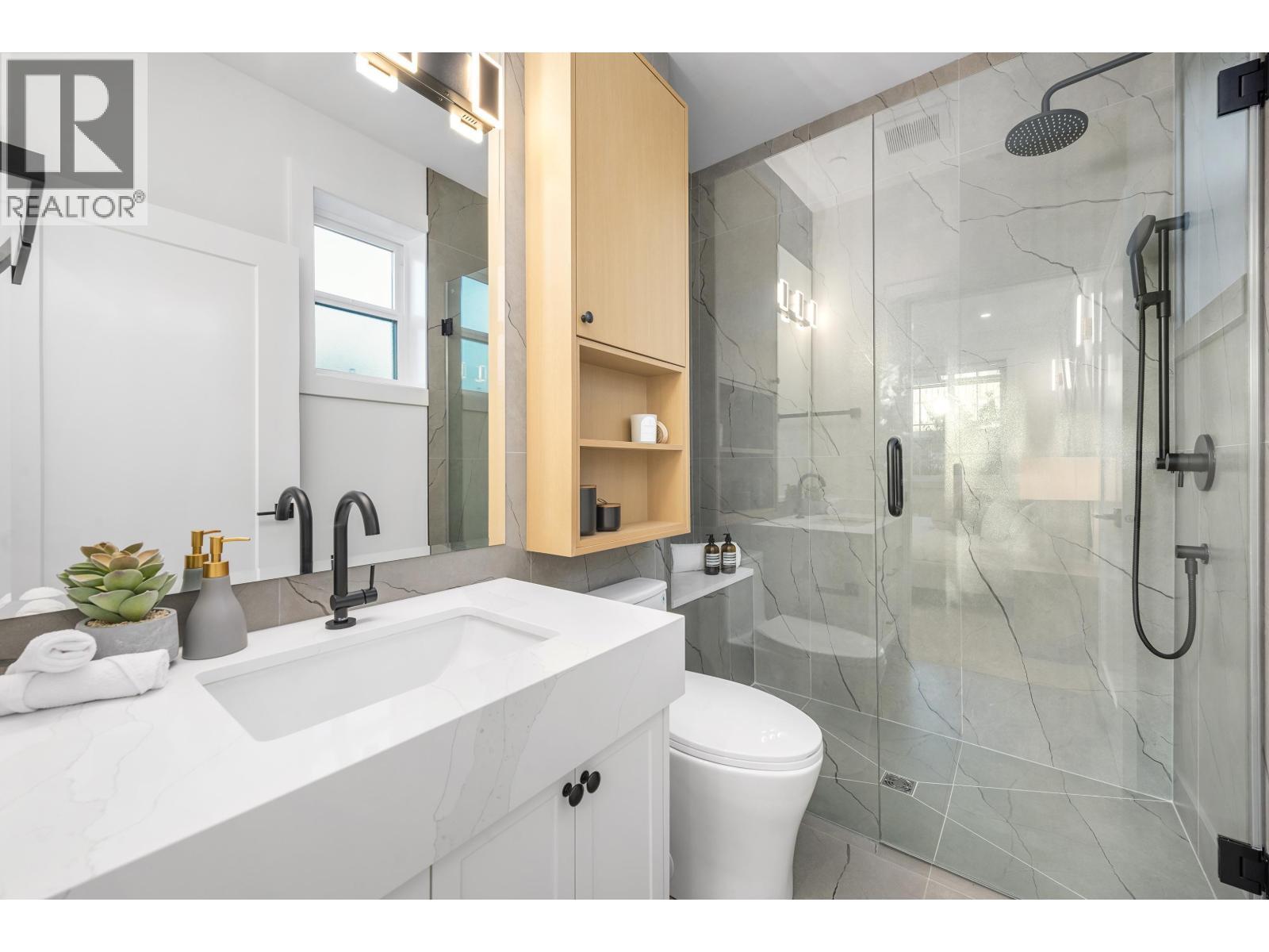 1 4855 Dumfries Street, Vancouver, BC - Indoor Photo Showing Bathroom