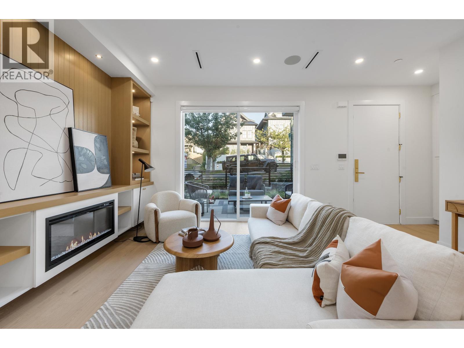 1 4855 Dumfries Street, Vancouver, BC - Indoor Photo Showing Living Room With Fireplace