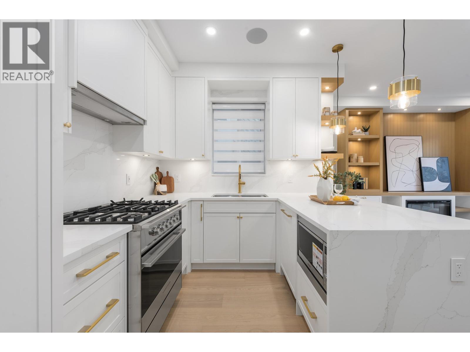 1 4855 Dumfries Street, Vancouver, BC - Indoor Photo Showing Kitchen With Upgraded Kitchen